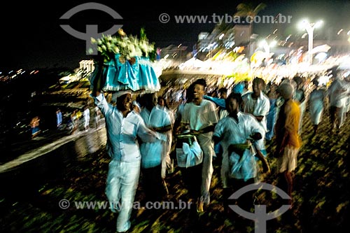  Homem levando oferendas durante a festa de Yemanjá em Salvador  - Salvador - Bahia (BA) - Brasil