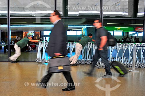  Passageiros no hall do Aeroporto Internacional Juscelino Kubitschek (1957)  - Brasília - Distrito Federal (DF) - Brasil