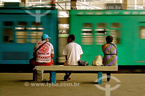  Pessoas aguardando o trem na estação ferroviária  - Rio de Janeiro - Rio de Janeiro (RJ) - Brasil