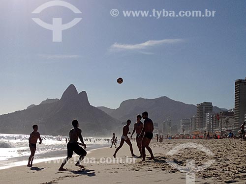  Homens jogando altinha na orla da Praia de Ipanema com o Morro Dois Irmãos ao fundo  - Rio de Janeiro - Rio de Janeiro (RJ) - Brasil