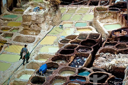  Vista de tanques de tingir couro artesanalmente  - Fez - Província de Fez-Boulemane - Marrocos