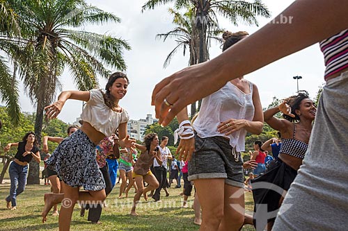  Mulheres dançando durante a aula aberta de dança africana no Aterro do Flamengo  - Rio de Janeiro - Rio de Janeiro (RJ) - Brasil