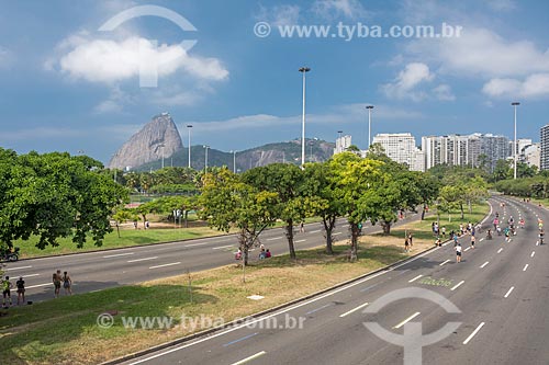  Avenida Infante Dom Henrique fechada ao trânsito para uso como área de lazer no Aterro do Flamengo com o Pão de Açúcar ao fundo  - Rio de Janeiro - Rio de Janeiro (RJ) - Brasil