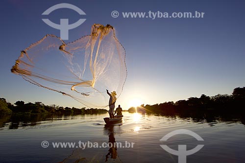 Silhueta de pescador no Parque Municipal do Encontro dos Rios - encontro das águas do Rio Poti e Rio Parnaíba  - Teresina - Piauí (PI) - Brasil
