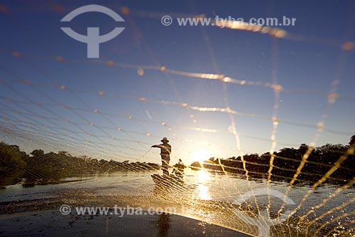  Silhueta de pescador no Parque Municipal do Encontro dos Rios - encontro das águas do Rio Poti e Rio Parnaíba  - Teresina - Piauí (PI) - Brasil