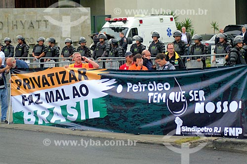  Manifestação contra o leilão da 4ª rodada de partilha da produção do Pré-sal  - Rio de Janeiro - Rio de Janeiro (RJ) - Brasil