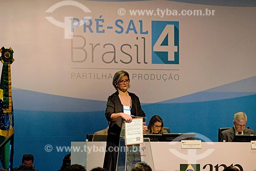  Abertura da urna pela comissão julgadora durante o leilão da 4ª rodada de partilha da produção do Pré-sal  - Rio de Janeiro - Rio de Janeiro (RJ) - Brasil