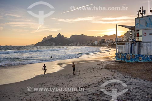  Banhistas jogando futebol (altinha) na orla da Praia de Ipanema durante o pôr do sol com a Pedra da Gávea e o Morro Dois Irmãos ao fundo  - Rio de Janeiro - Rio de Janeiro (RJ) - Brasil