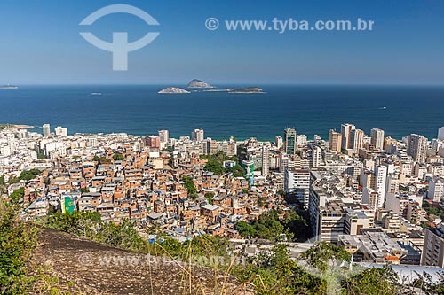  Vista do Favela Pavão Pavãozinho, bairro de Ipanema com o Monumento Natural das Ilhas Cagarras ao fundo a partir do cume do Morro do Cantagalo  - Rio de Janeiro - Rio de Janeiro (RJ) - Brasil