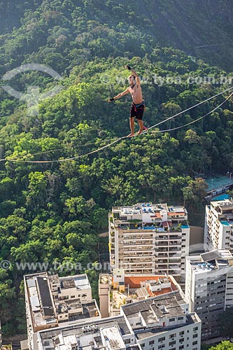  Praticante de slackline no Morro do Cantagalo  - Rio de Janeiro - Rio de Janeiro (RJ) - Brasil