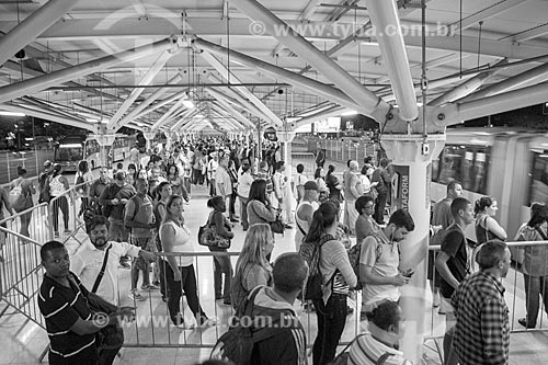  Fila de passageiros na Estação do BRT Transoeste - Estação Jardim Oceânico  - Rio de Janeiro - Rio de Janeiro (RJ) - Brasil