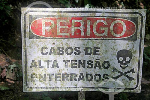  Detalhe de placa de aviso de perigo que diz: Cabos de alta tensão enterrados - na Parque Nacional da Tijuca  - Rio de Janeiro - Rio de Janeiro (RJ) - Brasil