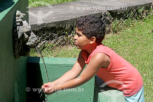  Menino bebendo água em fonte no Açude da Solidão  - Rio de Janeiro - Rio de Janeiro (RJ) - Brasil