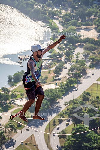  Detalhe de praticante de slackline no Morro do Cantagalo  - Rio de Janeiro - Rio de Janeiro (RJ) - Brasil