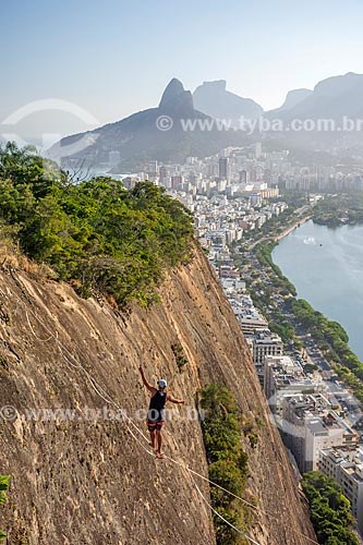  Praticante de slackline no Morro do Cantagalo com o Morro Dois Irmãos e a Pedra da Gávea ao fundo  - Rio de Janeiro - Rio de Janeiro (RJ) - Brasil
