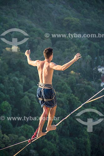  Detalhe de praticante de slackline no Morro do Cantagalo  - Rio de Janeiro - Rio de Janeiro (RJ) - Brasil