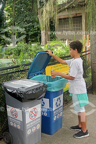  Menino jogando lata em lixeiras para coleta seletiva no Parque da Quinta da Boa Vista  - Rio de Janeiro - Rio de Janeiro (RJ) - Brasil