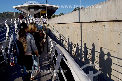  Passageiros em passarela de acesso à estação do BRT Transolímpica - Estação Marechal Fontenelle  - Rio de Janeiro - Rio de Janeiro (RJ) - Brasil