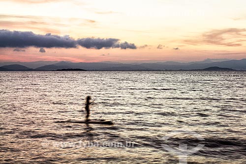  Silhueta de praticante de stand up paddle durante o pôr do sol na Praia do Ribeirão da Ilha  - Florianópolis - Santa Catarina (SC) - Brasil