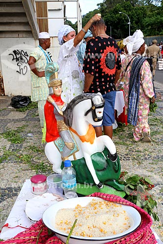  Detalhe de fiel recebendo passe próximo a Igreja São Gonçalo Garcia e São Jorge no dia de São Jorge  - Rio de Janeiro - Rio de Janeiro (RJ) - Brasil