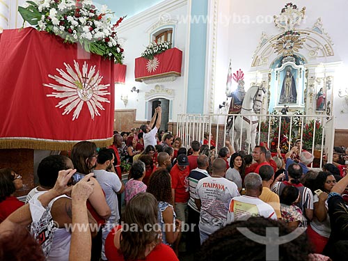  Fiéis no interior da Igreja São Gonçalo Garcia e São Jorge durante a missa no dia de São Jorge  - Rio de Janeiro - Rio de Janeiro (RJ) - Brasil