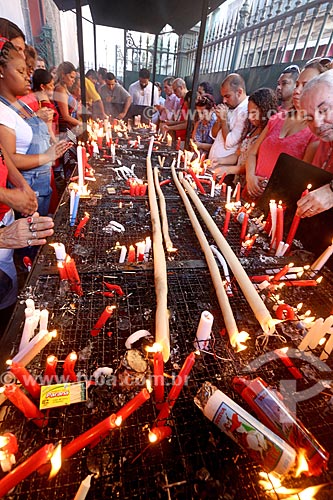  Devotos acendendo velas na Igreja São Gonçalo Garcia e São Jorge no Dia de São Jorge  - Rio de Janeiro - Rio de Janeiro (RJ) - Brasil