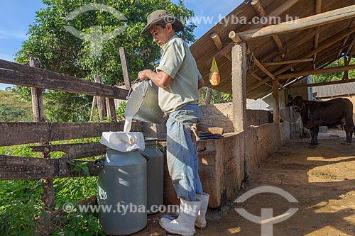  Trabalhador rural armazenando leite em latão na zona rural da cidade de Guarani  - Guarani - Minas Gerais (MG) - Brasil