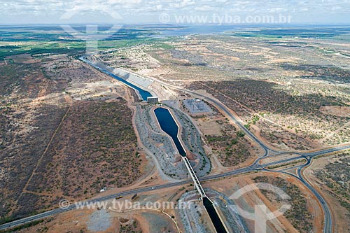  Foto feita com drone de aqueduto no canal do Projeto de Integração do Rio São Francisco com as bacias hidrográficas do Nordeste Setentrional sobre a Rodovia BR-316 - eixo leste  - Floresta - Pernambuco (PE) - Brasil