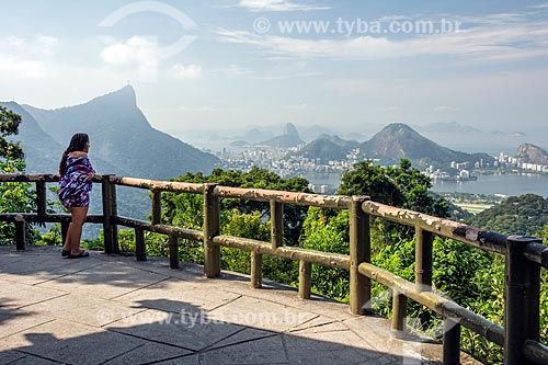  Turista observando a paisagem a partir do Mirante da Vista Chinesa  - Rio de Janeiro - Rio de Janeiro (RJ) - Brasil