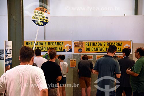  Fila em posto de retirada e recarga de cartão para consumo no Mondial de la Bière - festival internacional de cervejas - em Armazém do Cais da Gamboa  - Rio de Janeiro - Rio de Janeiro (RJ) - Brasil