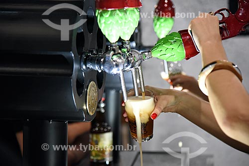  Detalhe de mão tirando chopp no Mondial de la Bière - festival internacional de cervejas  - Rio de Janeiro - Rio de Janeiro (RJ) - Brasil