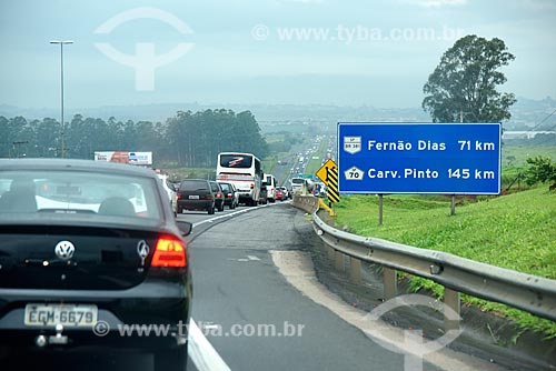  Sinalização rodoviária no acostamento da Rodovia Dom Pedro I (SP-065)  - Campinas - São Paulo (SP) - Brasil