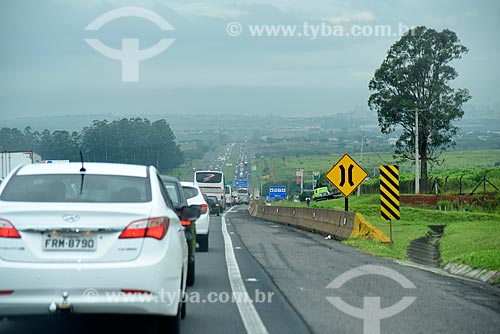  Sinalização rodoviária no acostamento da Rodovia Dom Pedro I (SP-065)  - Campinas - São Paulo (SP) - Brasil