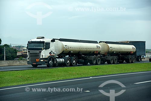  Caminhão-tanque na Rodovia Dom Pedro I (SP-065)  - Campinas - São Paulo (SP) - Brasil