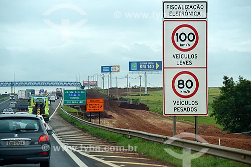 Placa indicando os limites de velocidades na Rodovia Dom Pedro I (SP-065)  - Campinas - São Paulo (SP) - Brasil