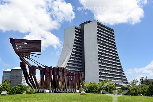  Monumento aos Açorianos (1974) com o Centro Administrativo do Estado do Rio Grande do Sul (CAERGS) - também conhecido como Centro Administrativo Fernando Ferrari - ao fundo  - Porto Alegre - Rio Grande do Sul (RS) - Brasil