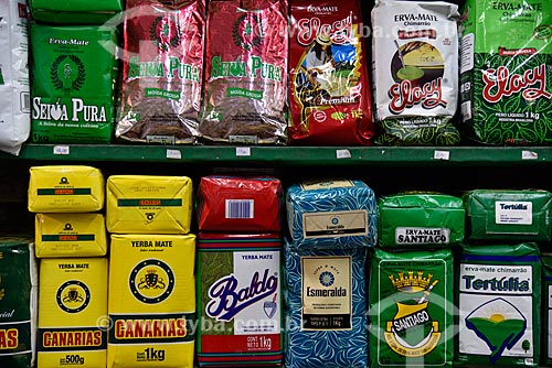  Variedade de marcas de erva-mate em pacotes à venda no Mercado Público de Porto Alegre  - Porto Alegre - Rio Grande do Sul (RS) - Brasil
