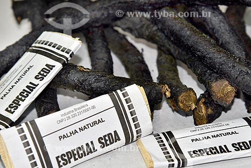  Fumo de rolo e seda à venda em loja de produtos regionais no Mercado Público de Porto Alegre  - Porto Alegre - Rio Grande do Sul (RS) - Brasil