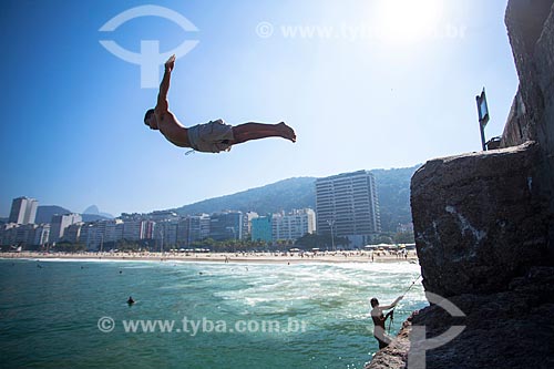  Jovem saltando no mar a partir do Mirante do Leme - também conhecido como Caminho dos Pescadores  - Rio de Janeiro - Rio de Janeiro (RJ) - Brasil