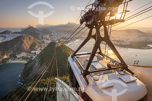  Bondinho do Pão de Açúcar fazendo a travessia entre o Morro da Urca e o Pão de Açúcar durante o pôr do sol  - Rio de Janeiro - Rio de Janeiro (RJ) - Brasil