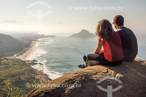 Casal observando a prainha e da Praia da Macumba a partir do Morro do Caeté  - Rio de Janeiro - Rio de Janeiro (RJ) - Brasil