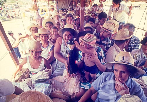  Detalhe de romeiros com a imagem de Padre Cícero em transporte irregular de passageiros em caminhão - também chamado de Pau de arara  - Juazeiro do Norte - Ceará (CE) - Brasil