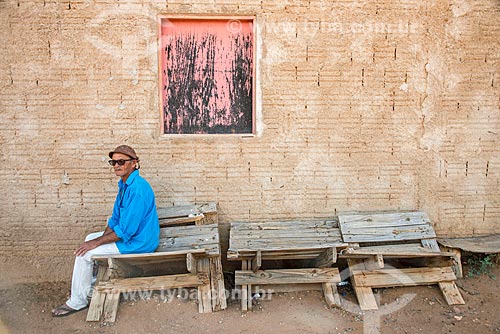  Homem sentado em móveis feitos de restos de madeira em frente à sua casa próximo ao Reservatório Cacimba Nova  - Custódia - Pernambuco (PE) - Brasil
