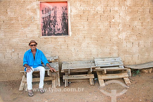  Homem sentado em móveis feitos de restos de madeira em frente à sua casa próximo ao Reservatório Cacimba Nova  - Custódia - Pernambuco (PE) - Brasil