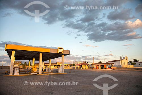  Posto de gasolina na cidade de Custódia durante o pôr do sol  - Custódia - Pernambuco (PE) - Brasil