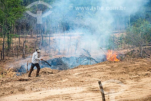  Trabalhador rural queimando área para fazer roça  - Custódia - Pernambuco (PE) - Brasil