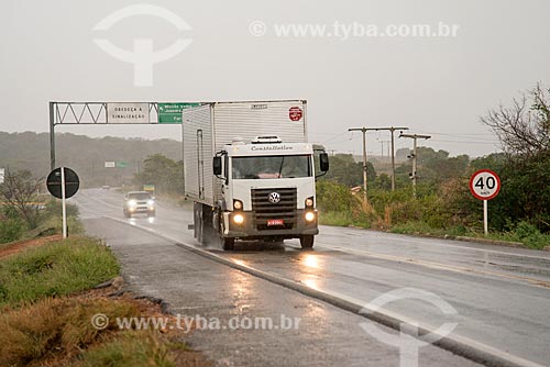  Caminhão em trecho da Rodovia BR-116 durante a chuva -  sentido Juazeiro do Norte  - Milagres - Ceará (CE) - Brasil