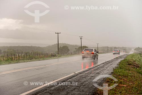  Carro em trecho da Rodovia CE-293 durante a chuva  - Missão Velha - Ceará (CE) - Brasil