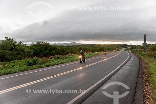  Motocicletas em trecho da Rodovia CE-293 durante a chuva  - Missão Velha - Ceará (CE) - Brasil