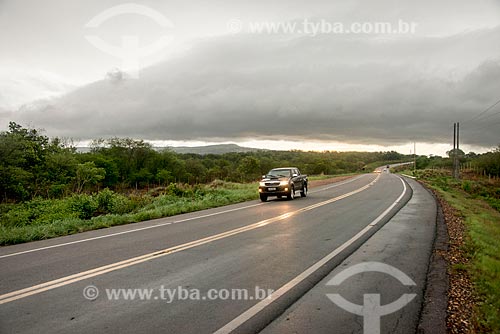  Carro em trecho da Rodovia CE-293 durante a chuva  - Missão Velha - Ceará (CE) - Brasil